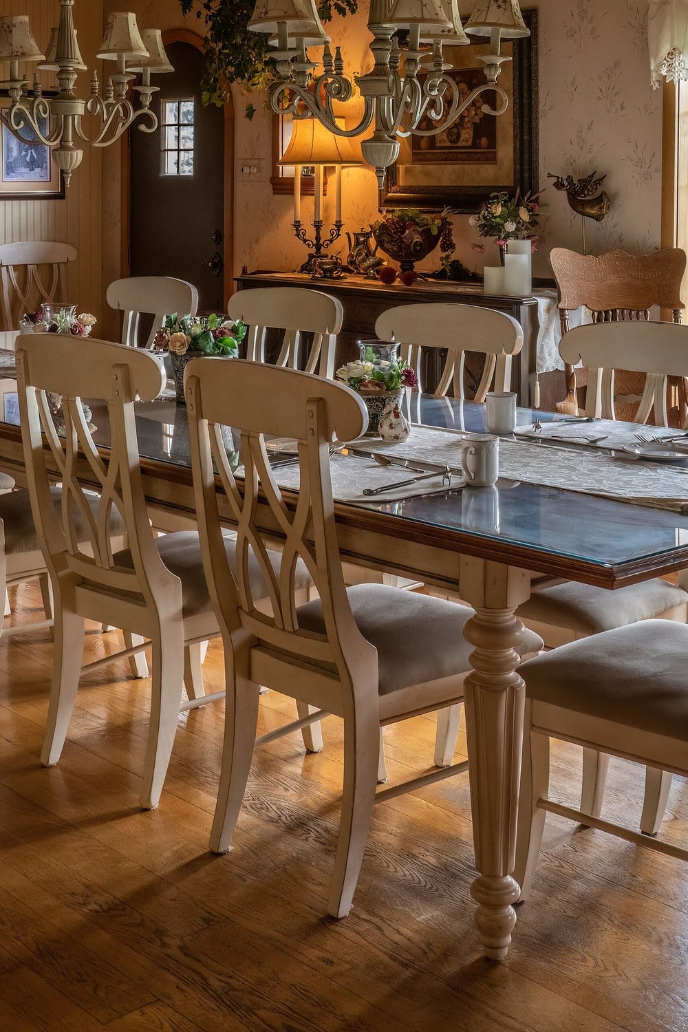 Dining room with plants and greenery
